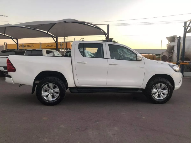 Toyta Hilux SR 2017